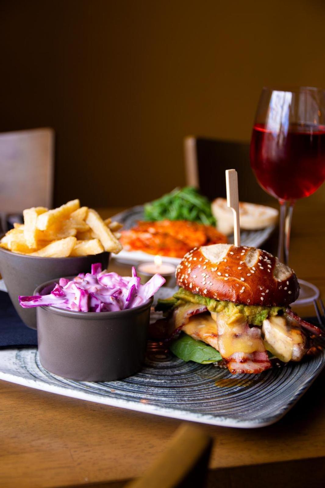 The Kings Head Inn, Home Of The Acle Steak Екстериор снимка
