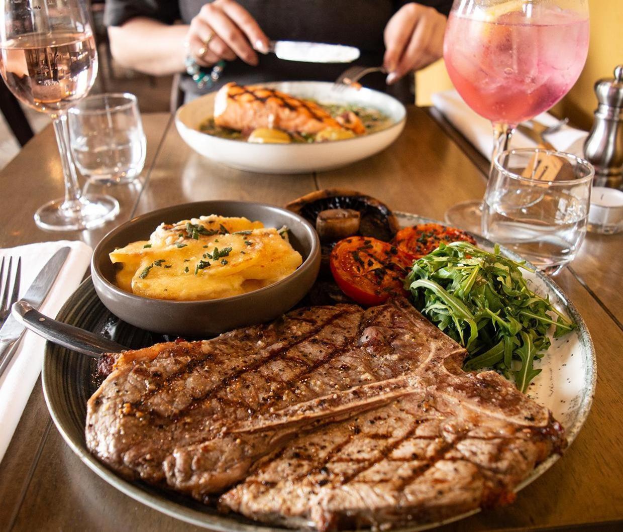 The Kings Head Inn, Home Of The Acle Steak Екстериор снимка